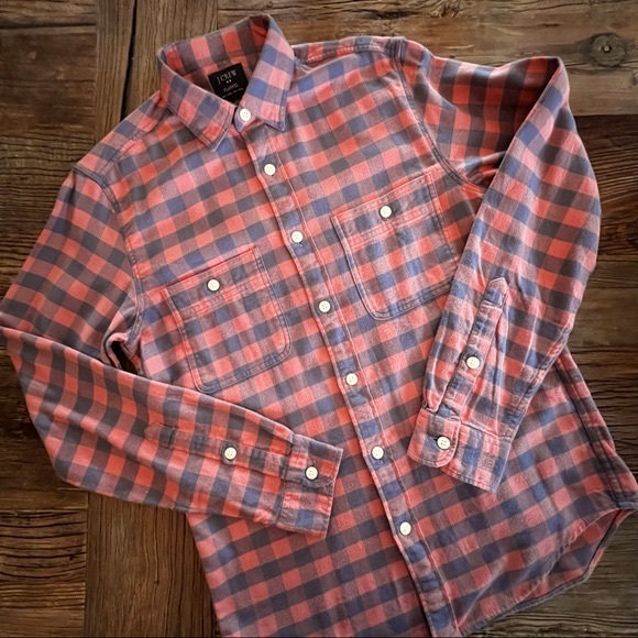 ๐ SALE J. CREW Flannel Shirt in Gray & Salmon Plaid - Picture 1 of 3